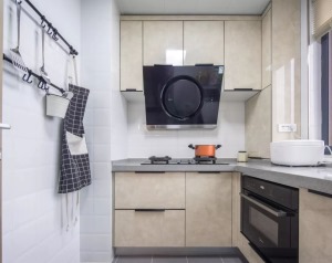 厨房，L型布局将空间合理分区，灰色大理石台面配上木色橱柜，大气又实用。墙面空间被利用起来安装了挂钩，