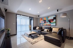 客厅特别宽敞，浅灰基调下搭配黑色L型皮质沙发，真的太有时尚格调了，再融入一幅抽象的彩色意境装饰画，打