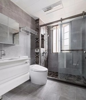 卫生间以浅灰色调为主，玻璃门做干湿分离，时尚经典。淋浴间不管是墙砖还是地砖，都融入了花砖设计，还是挺