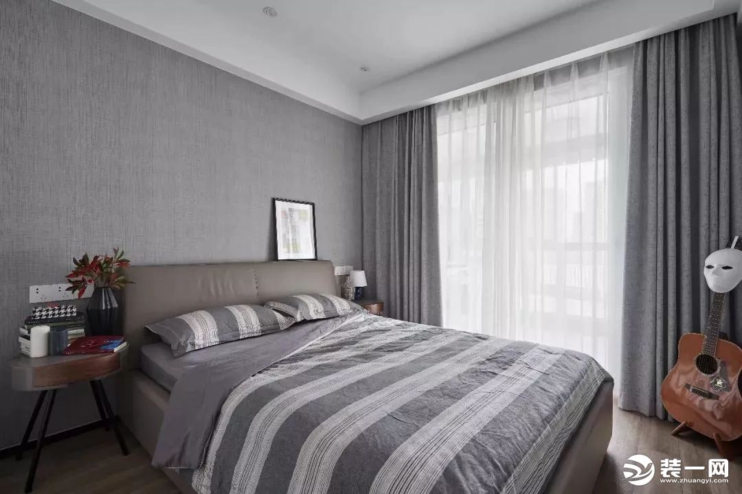 次卧的设计非常简单，灰色调的背景墙和灰色调的软装结合，不同层次的灰色让卧室不会那么单调，简约年轻的感