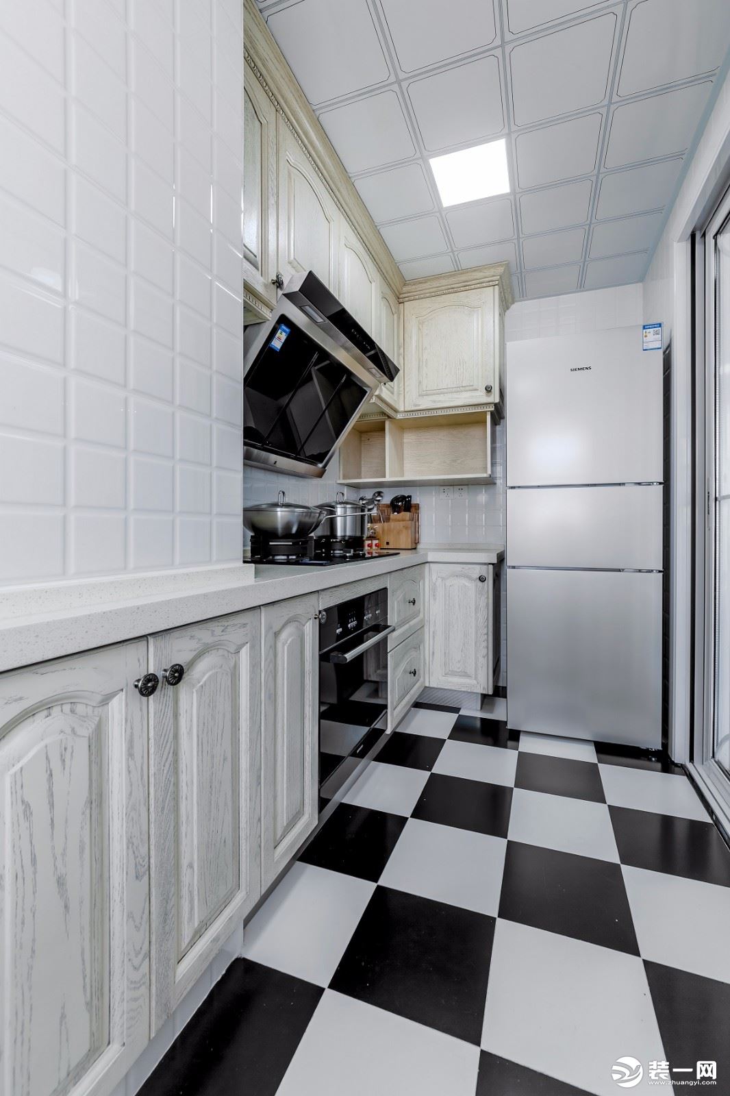 暖色调厨房搭配气质会台面有着不同的气质美。