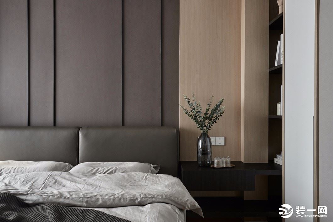 令人舒适的主卧空间，没有过多的装饰表现，淡淡的灰色壁布，配以原木色家具，以窗帘的咖色为延伸。
