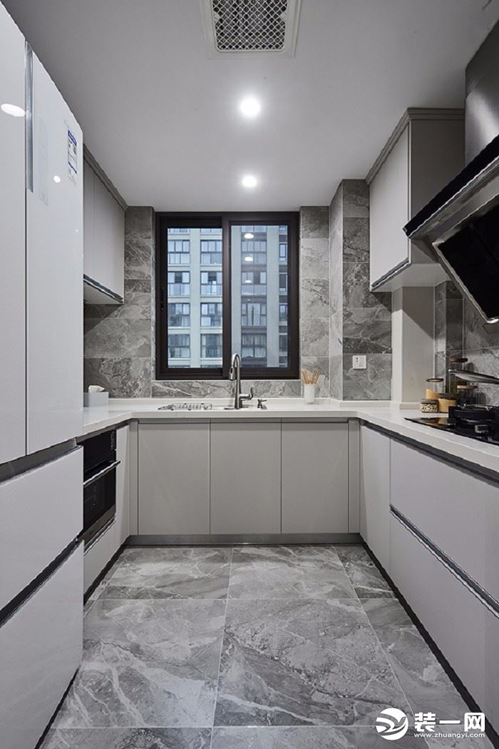 厨房选用中性色，以灰色的地砖配搭白色的柜门