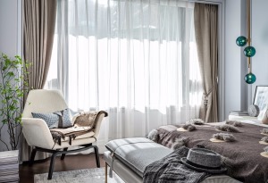 主卧延续客厅的色调，暖灰色衣柜和绿灰色墙面让整个空间放松舒适