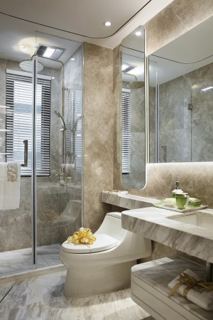 卫生间 淡黄的墙砖，通透的玻璃，洁白的洁具、让人舒适清爽。
