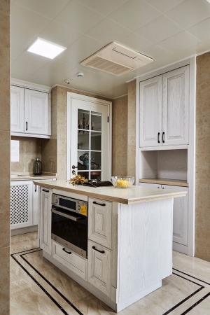 舒适的通透性与采光，极具品质感的暖白色橱柜，让烟火气最重的厨房都能透出一份沉稳舒适。