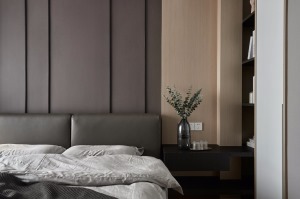 令人舒适的主卧空间，没有过多的装饰表现，淡淡的灰色壁布，配以原木色家具，以窗帘的咖色为延伸。