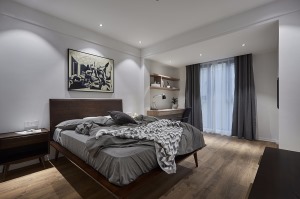 主卧空间整体大面以白色为基调，配以胡桃木色的家具