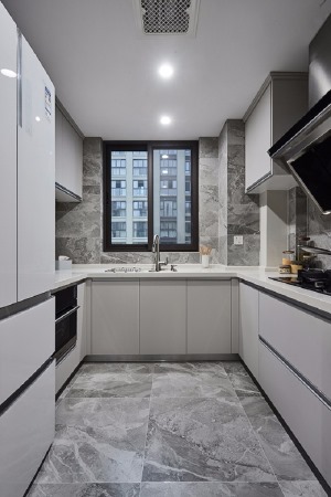 厨房选用中性色，以灰色的地砖配搭白色的柜门