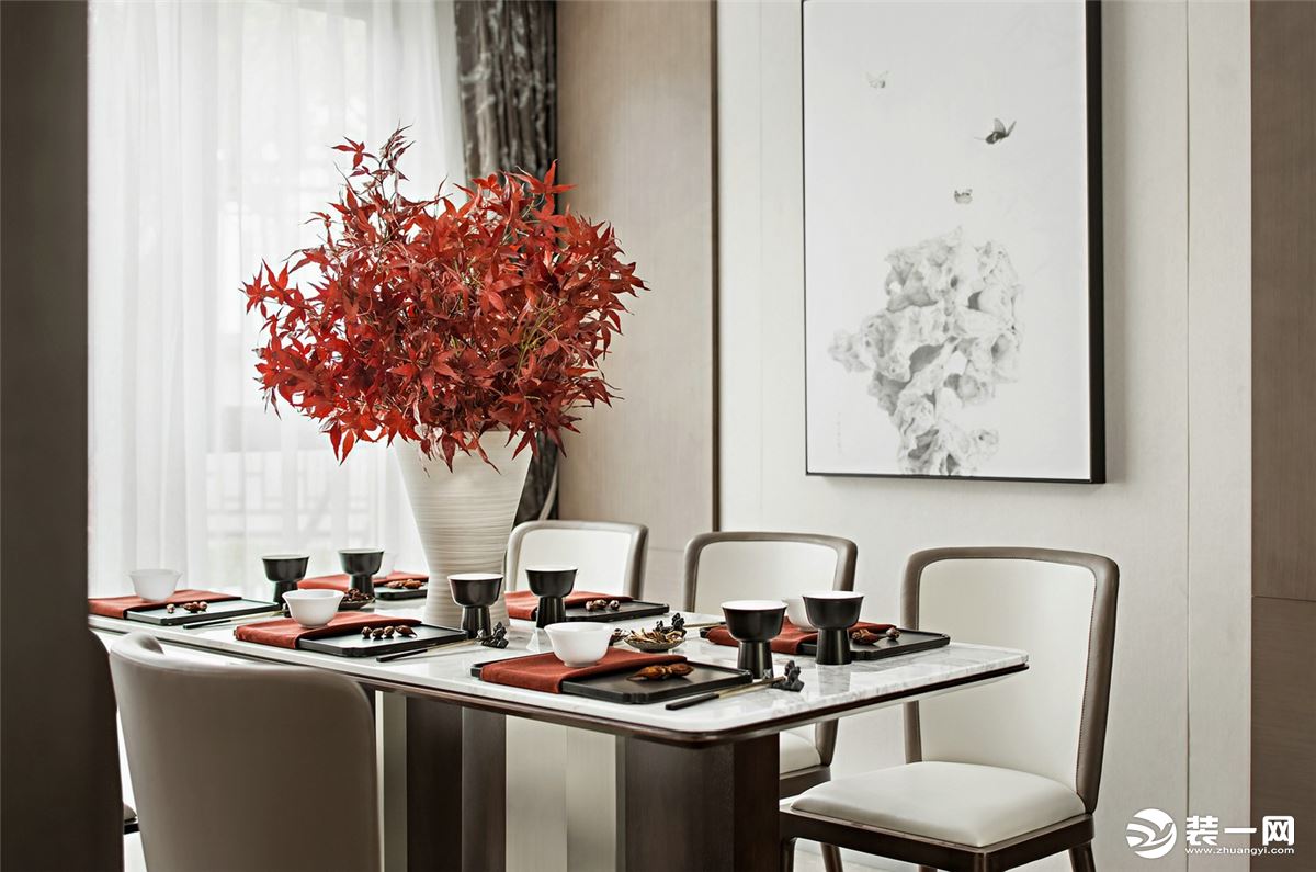 餐厅配色和客厅一样，一副挂画体现业主淡然的心态，一盆枫叶让空间有个亮色点缀。