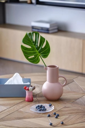 茶几上粉色的花瓶布置，也让空间显得更加温馨舒适