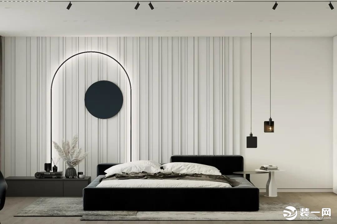 在大面积白色的主卧里，黑色的床品分外显眼，格栅元素的床头设计，打破了纯色空间中的单调，带来了一丝柔美