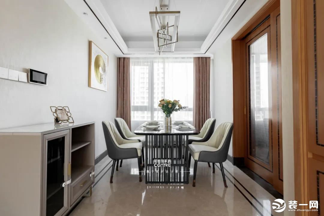餐厅延续客厅风格，通过挂画、鲜花的点缀丰富空间。利用黄铜的高级质感，搭配大理石的温润内敛及皮质的柔软