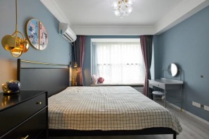 卧室以雾霾蓝作为主色调，黑色床与床头柜的选择，使得颜色不会太过于活泼。