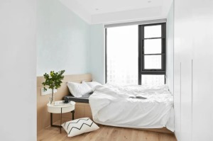 由于房间的长度较窄，因此靠窗榻榻米床的设计无疑为考虑，也可让整个房间的间更开阔。