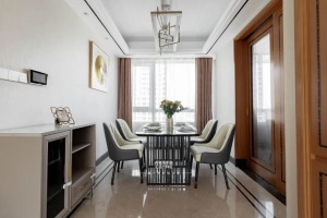 餐厅延续客厅风格，通过挂画、鲜花的点缀丰富空间。利用黄铜的高级质感，搭配大理石的温润内敛及皮质的柔软