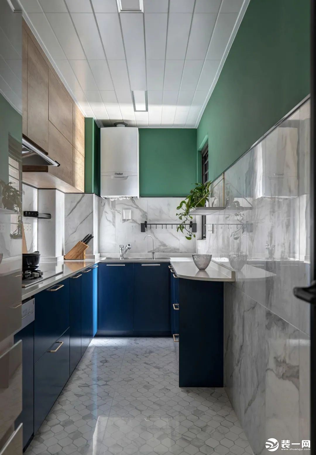  厨房，灰色系小花砖地面，搭配灰白石纹墙砖+绿色墙面，绿色与蓝色柜体上下呼应，色彩基调皆与其他空间统