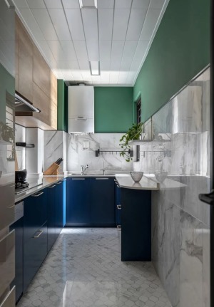  厨房，灰色系小花砖地面，搭配灰白石纹墙砖+绿色墙面，绿色与蓝色柜体上下呼应，色彩基调皆与其他空间统