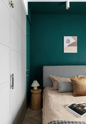 绿色从床背景蔓延至顶面、柜面，结合灰色衣柜，大色块元素与艺术画结合的刚刚好。