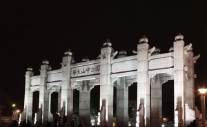该项目位于中山大学超级计算机中心，巴可投影仪作为中国尖端科技的象征