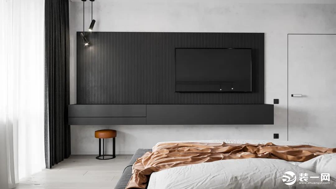 床尾在灰色的墙面基础加入一扇隐形门，黑色的长城板，搭配悬空电视柜，整个空间也是显得稳重端庄而安静优雅