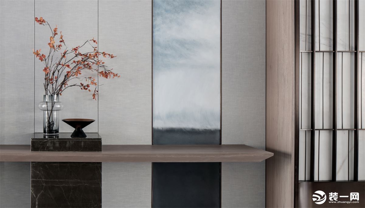步入屋内，大理石与胡桃木定制造型的端景台与冷调定制墙画相互衬映