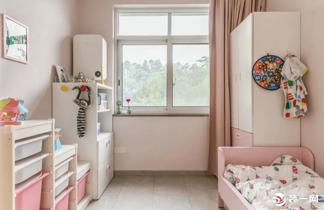 儿童房，粉＋白的色调组合意在营造孩子的公主梦，所有柜体可拆卸移动，增强空间灵活性，方便日后更换。