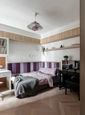 女儿房，床体靠墙增加紫灰色软包，保证更多的活动空间与安全性，顶部空间也得以利用。