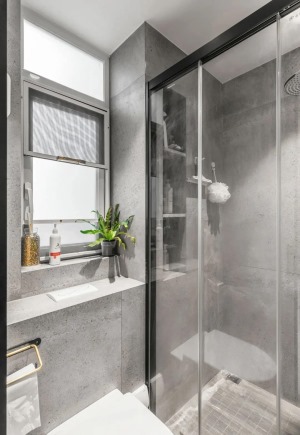 淋浴间利用包管厚度增加的壁龛设计，让零碎的洗护用品摆放得整整齐齐。