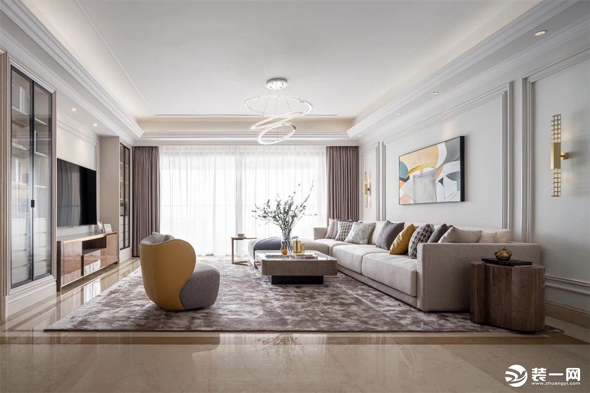 客厅整体空间以暖调黑白灰为主，软装上选用轻快明亮浅色系，金色、绒面、皮革赋予了空间优雅轻奢的质感