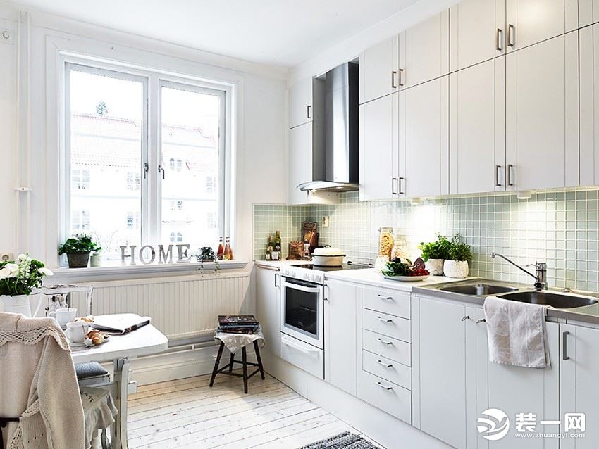 白色模压橱柜线条流畅，搭配同色系的台面、原木色地板，整个搭配让整个厨房空间完美和谐。