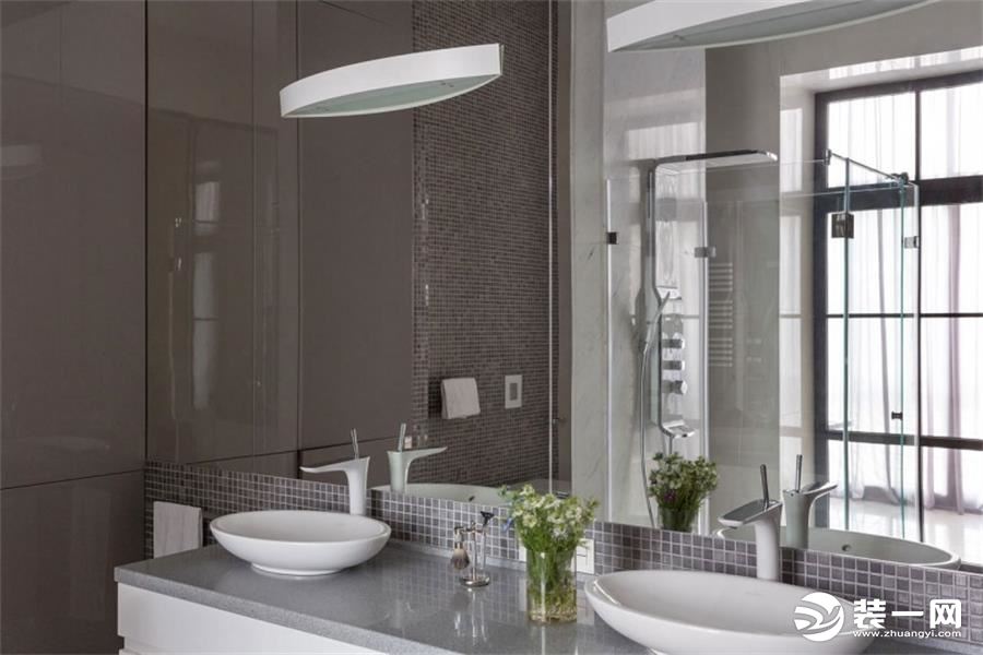 卫生间利用淋浴隔断做了干湿分离，墙面冷静的白色与活泼的水磨石地砖碰撞，给空间多点趣味。镜柜和洗脸盆柜