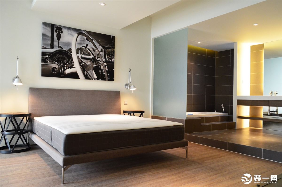 纯净的卧室空间突显房间的整洁感，跃动的灰蓝色床头背景成为空间的记忆点，简单的吊顶搭配精致时尚的长线吊
