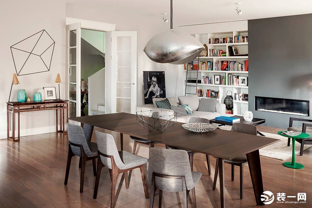 客厅以白色与原木色色为基础色调，让客厅风格显得干净明快，灵动的金属光泽巧妙地塑造了客厅的空间感。