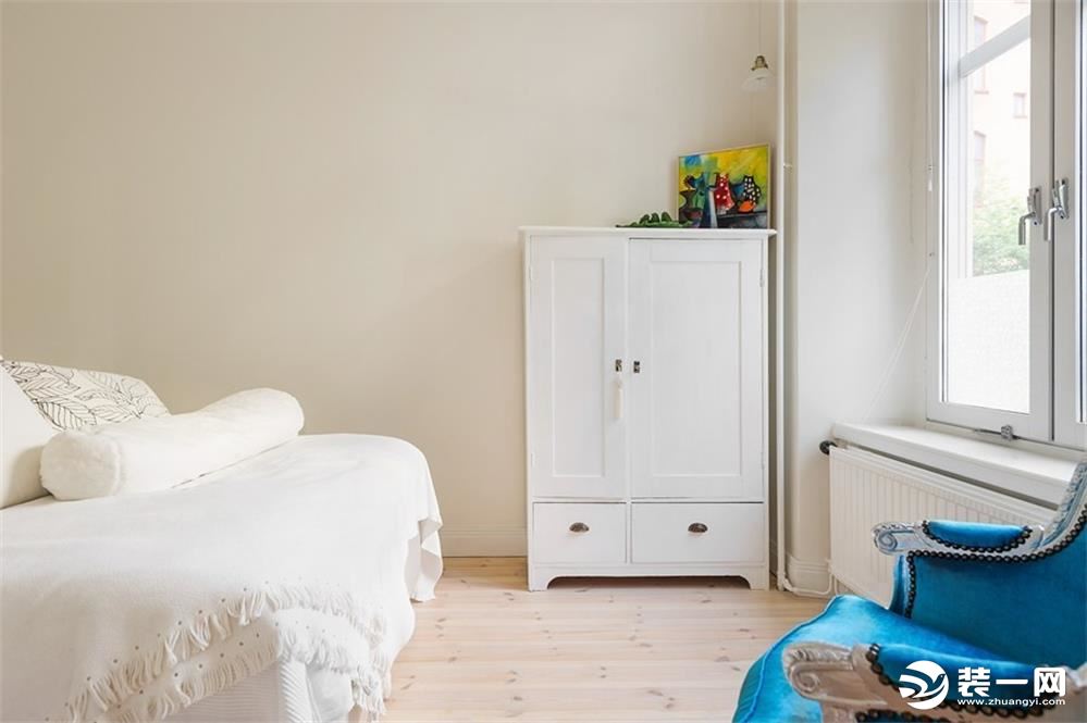 卧室搭配以白色的床品，除了惬意和温暖，便是干净明快的空间格调。