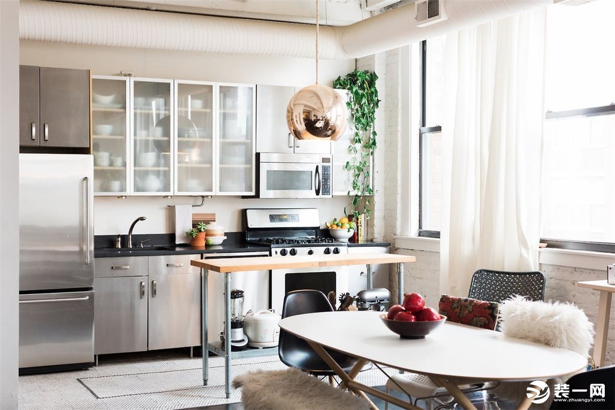 宽敞的厨房中每一寸空间都被完美利用，嵌入式的小家电美观实用，原木纹理的橱柜提供较多的收纳空间。