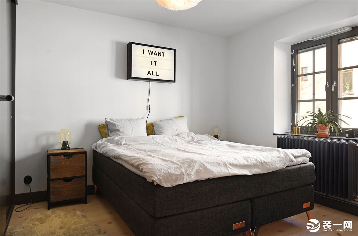 卧室选择了具有线条造型床头的欧式大床，非常具有质感。