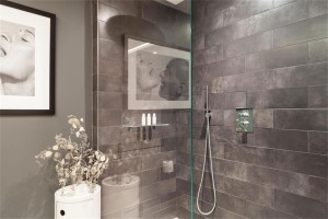 卫生间在时尚的现代极简浴室，带有些许东方隐逸内敛的韵味，设计美学也在黑白过渡之间有了更好的体现。