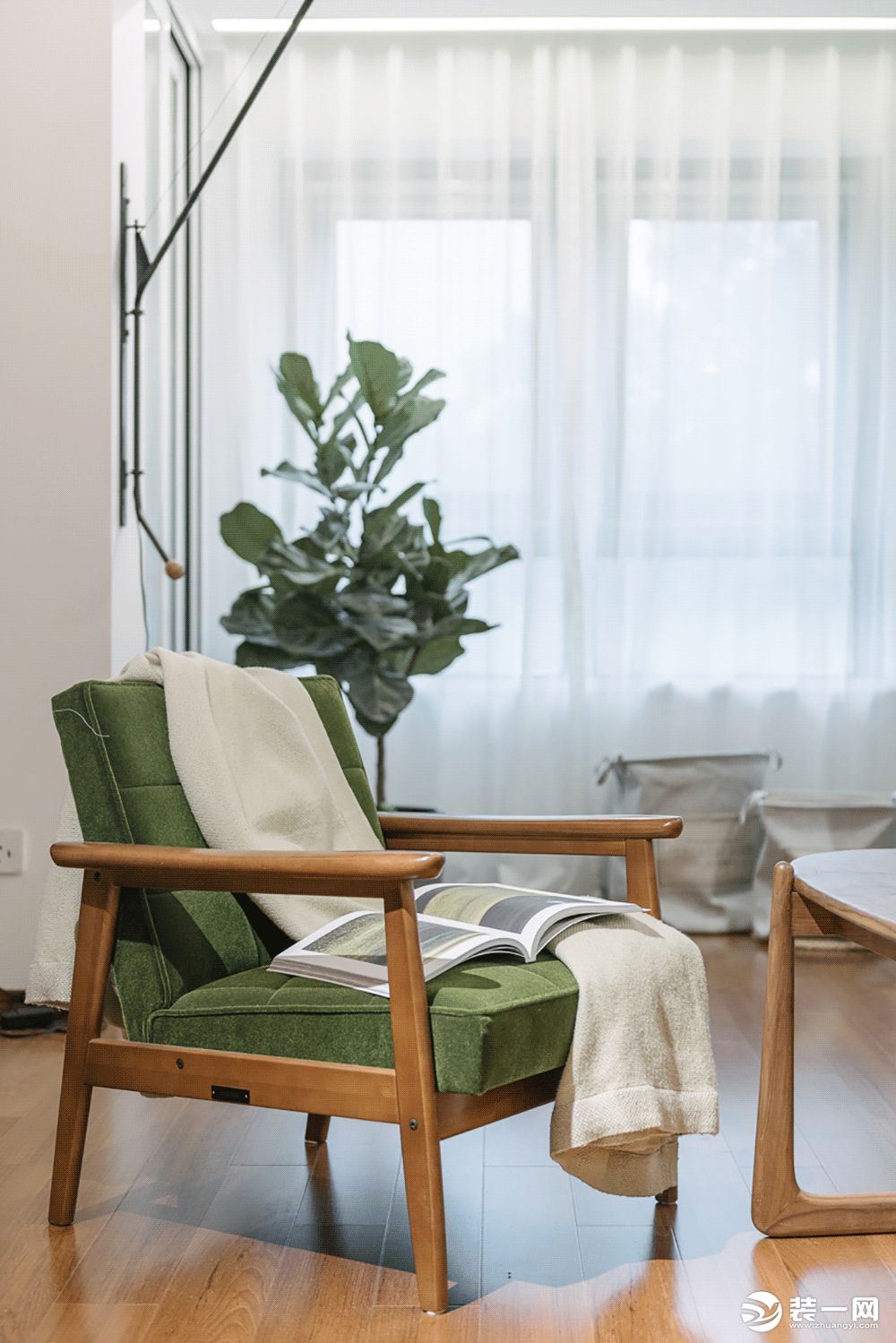 小巧的沙发搭上绿色丝绒垫，点缀了空间，也提升了活力色调。