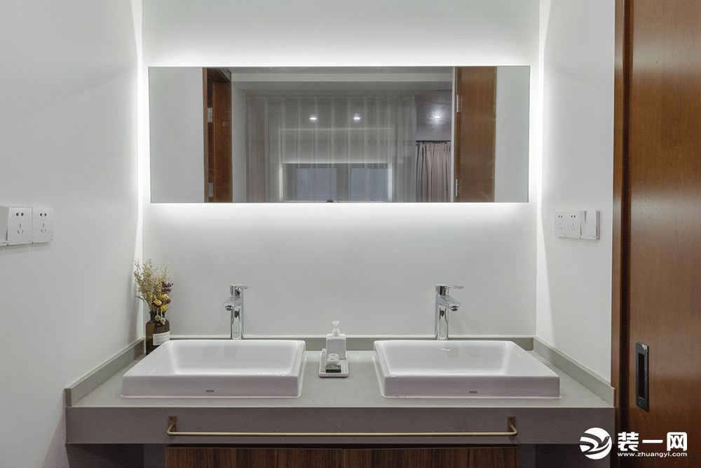 卫生间沿用木色地面搭配小白墙面，镜柜简洁实用，两个洗手台，缓解上班繁忙杂乱。