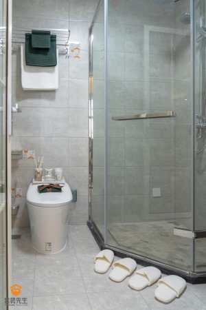 1.1m长的成品洗手台满足了主人的洗漱需求，玻璃镜下的壁龛空间刚好方便洗浴用品收纳，设计就是如此自然