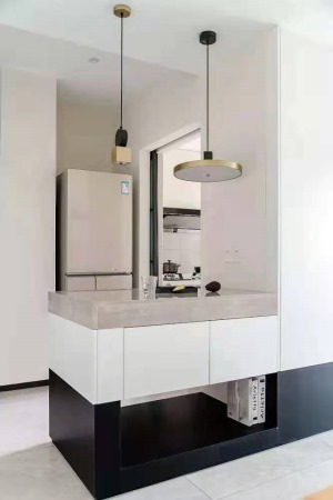 厨房白色小格墙面砖。搭配黑色橱柜，为主人提供了一个文艺轻松的烹饪空间。