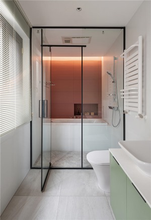卫生间干湿分离设计，墙面是白色的瓷砖，绿色的浴缸让空间清爽的气氛。劳累一天后，可以在这里尽情放松