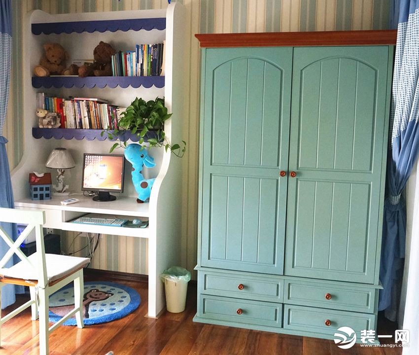 儿童房中放置一台书桌，家中布艺纹理搭配家中家具蔚蓝色的门板;