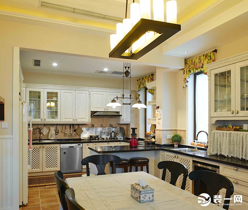 开放式的厨房中使用胡桃木的门板，尽享美好居家生活!