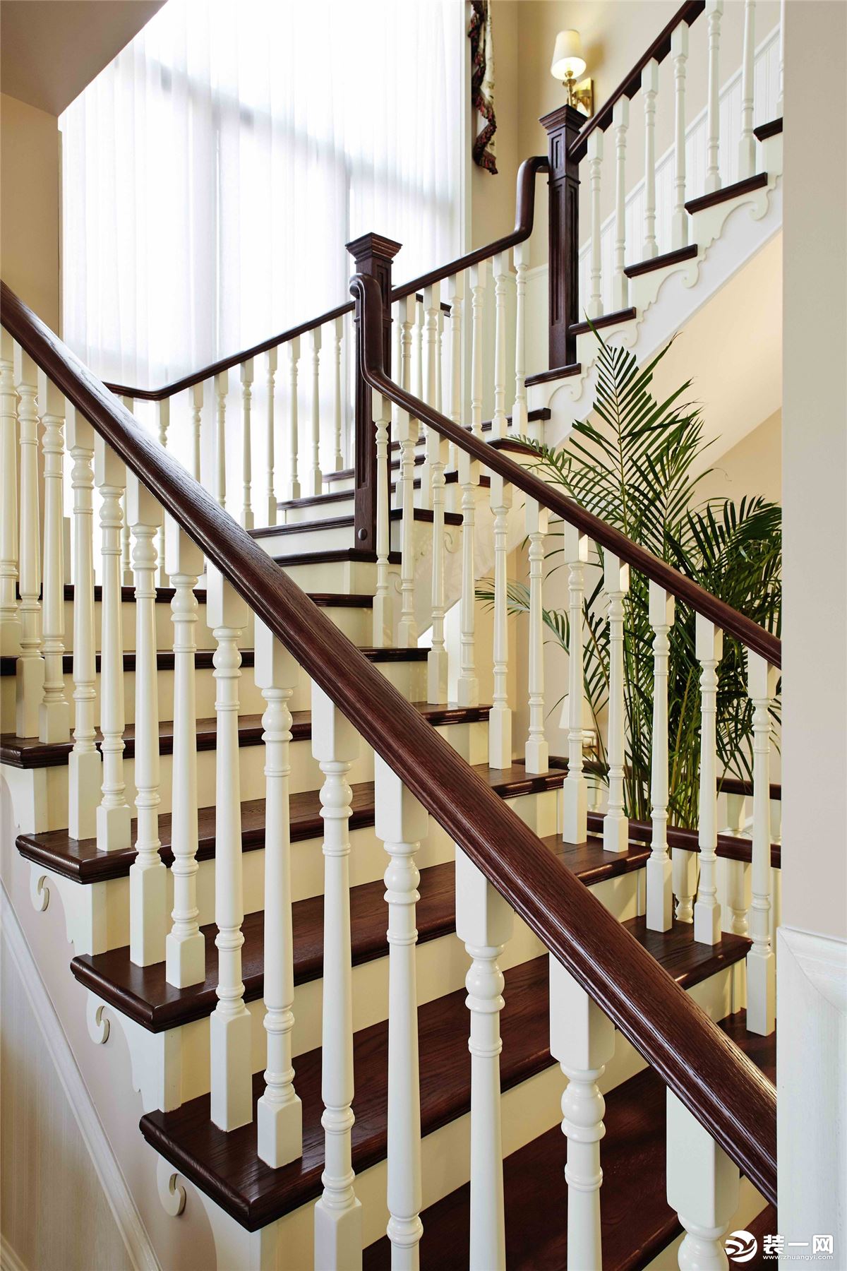 楼梯的设计非常亮眼，复古与现代相结合!