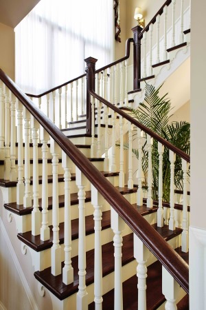 楼梯的设计非常亮眼，复古与现代相结合!