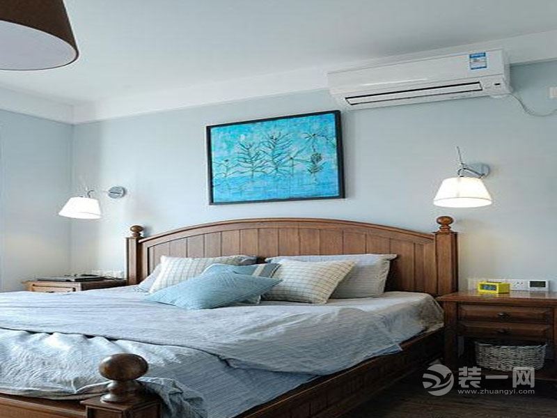 这件卧室明丽而简洁，浅浅的蓝色床品，把卧室装扮得格外明丽而舒适。