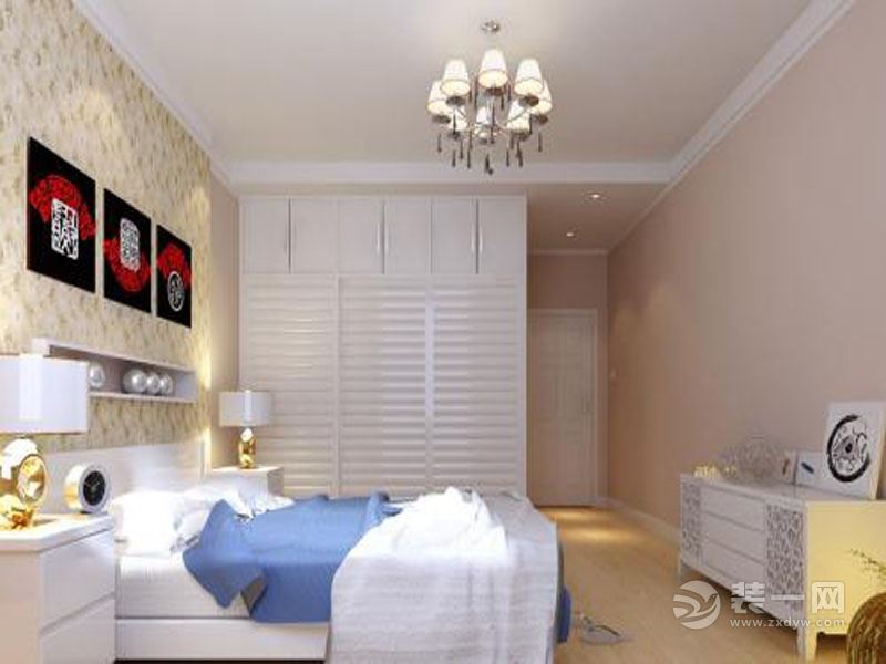 卧室浅黄色的壁纸配上色彩鲜亮的画框，显得明亮而又现代。