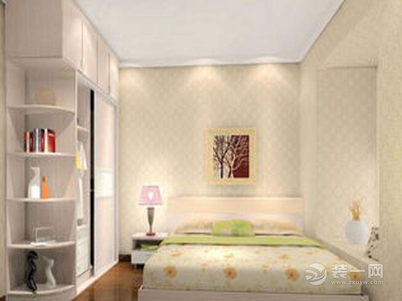 卧室墙面铺上浅黄色小花的墙布，充满了温馨与舒适感。